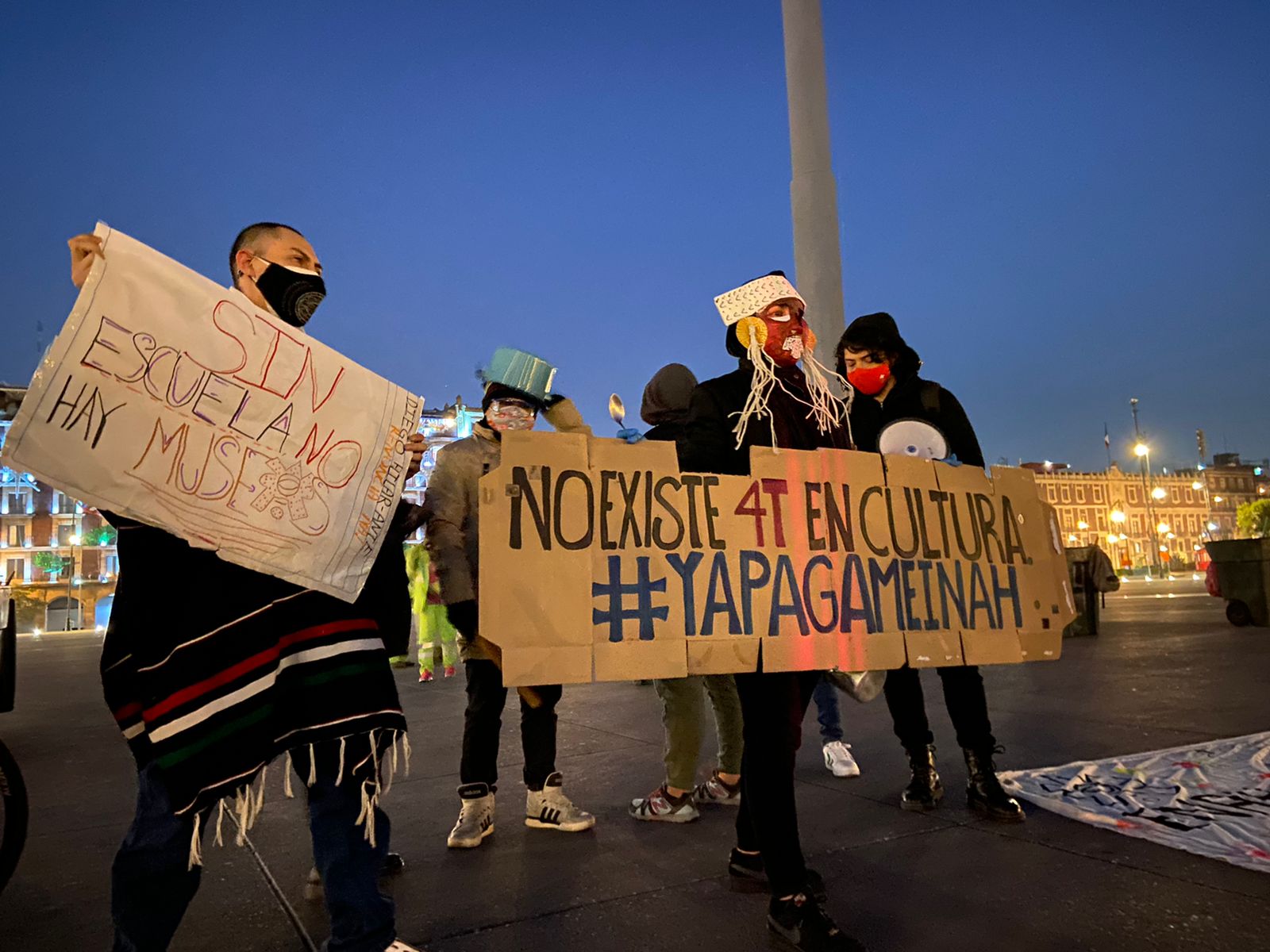 #Video Estudiantes de la ENAH protestan con cacerolazo en Zócalo
