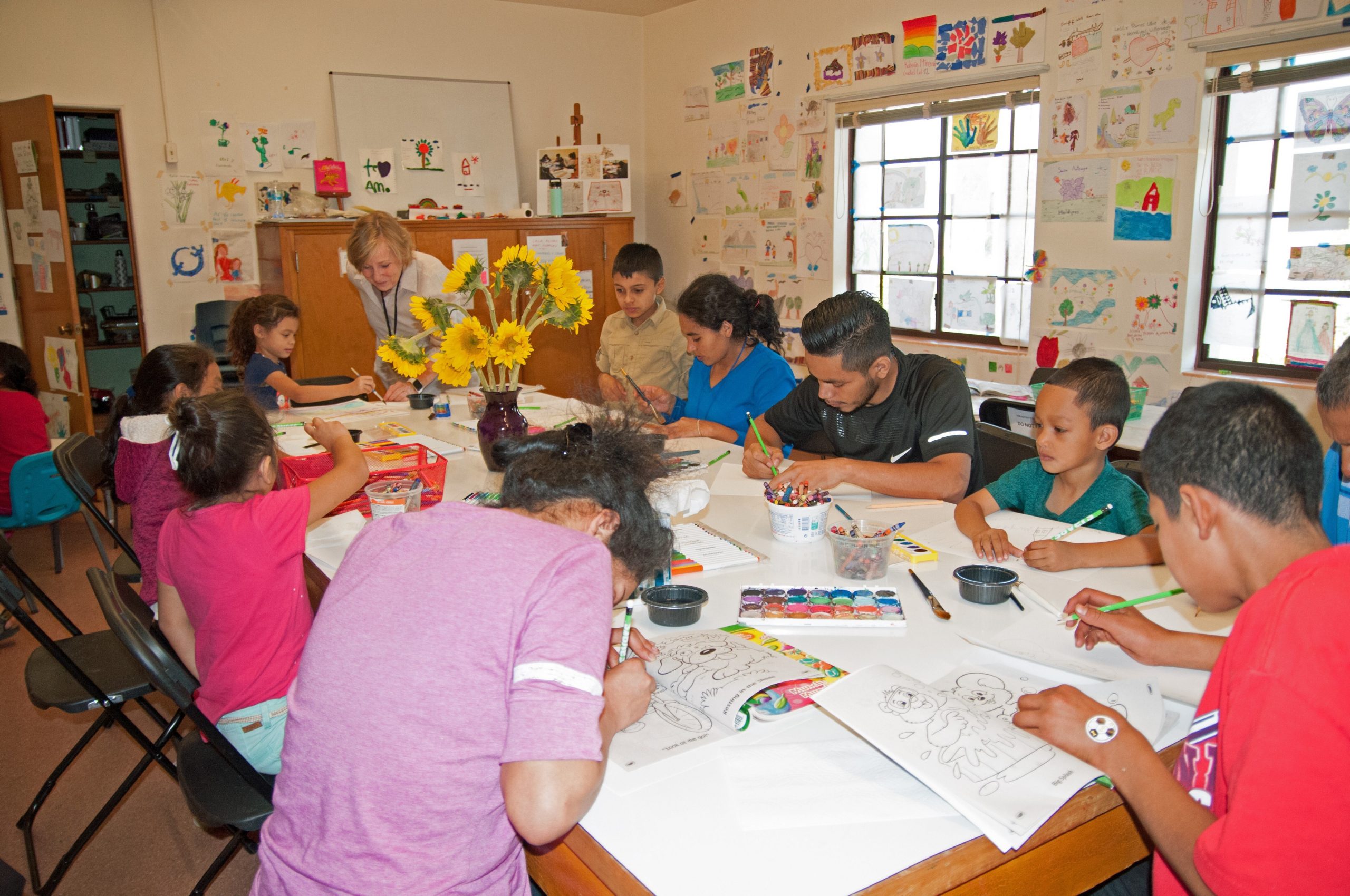 Número de menores migrantes en custodia de EE.UU. baja a menos de 10 mil Número de menores migrantes en custodia de EE.UU. baja a menos de 10 mil