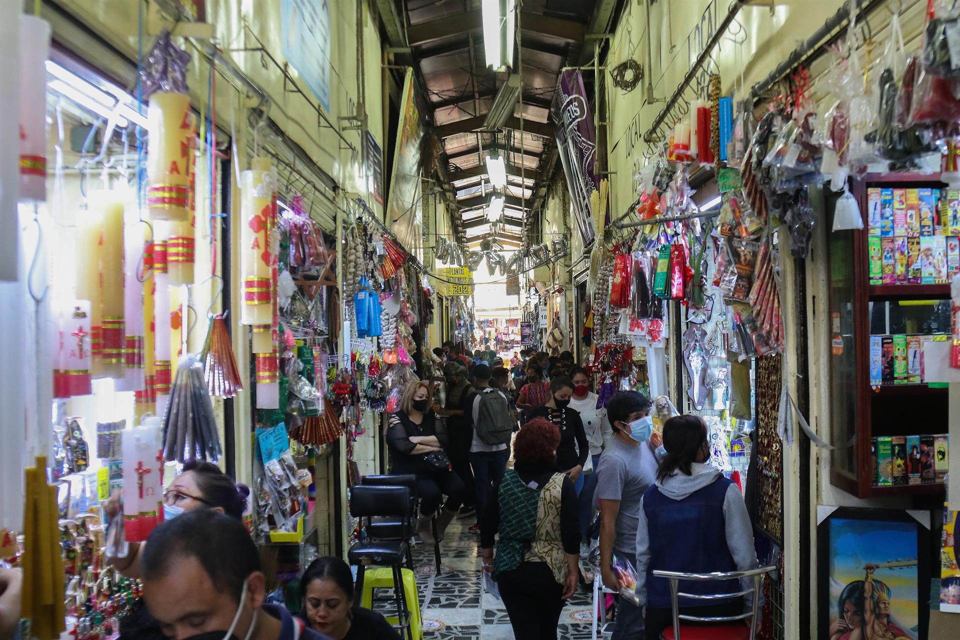 Mexicanos vuelven al místico Mercado Sonora para afrontar 2022 Mexicanos vuelven al místico Mercado Sonora para afrontar 2022