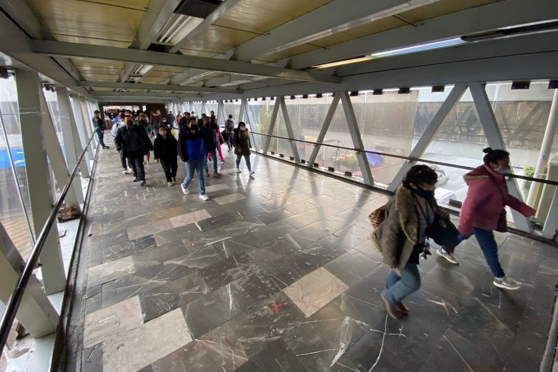 Metro obliga a usuarios utilizar cubrebocas dentro de instalaciones; sugiere uso de careta