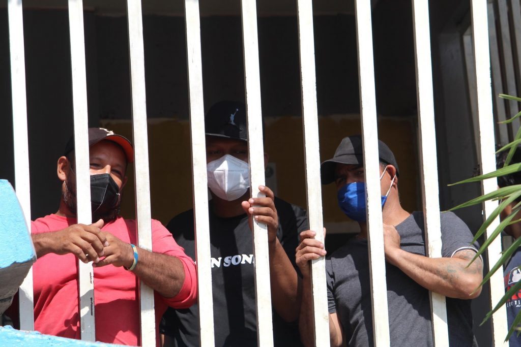 Migrantes protestan contra redadas y detenciones en Chiapas - migrantes-desde-el-albergue-jesus-el-buen-pastor-1024x683