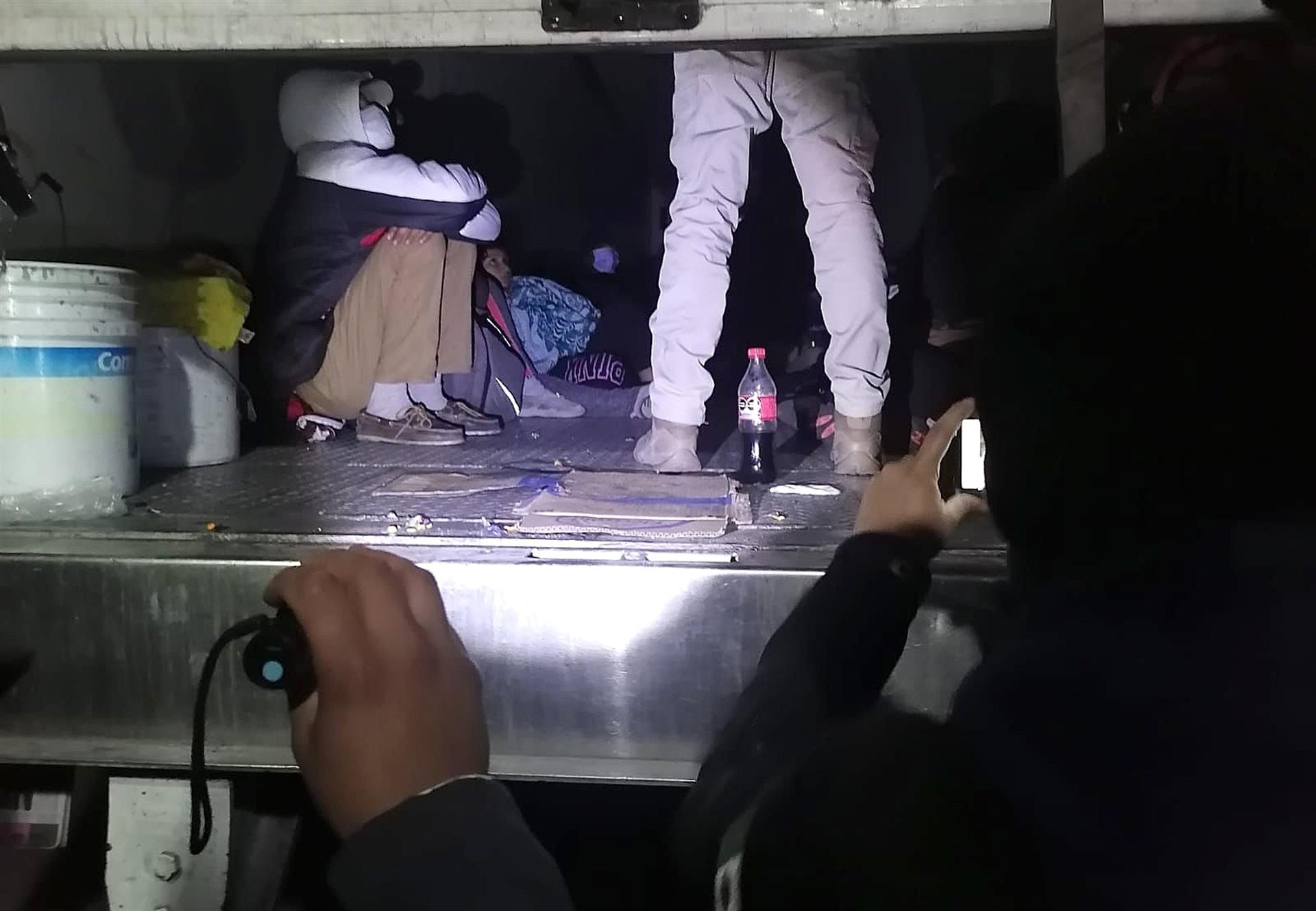 Interceptan tráiler con 65 migrantes en Coahuila