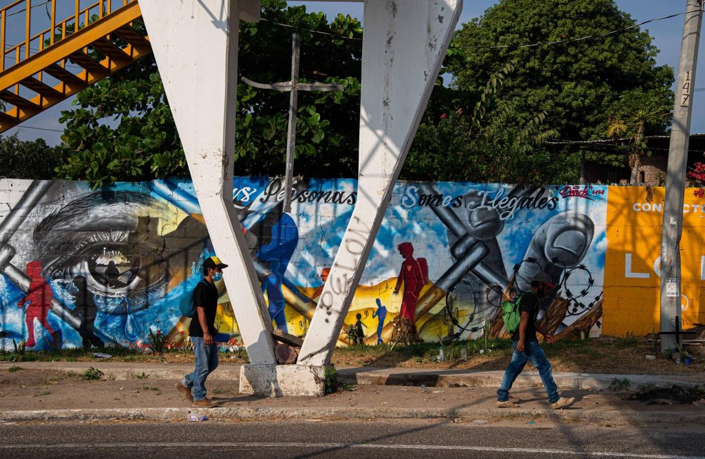 Investigaciones continúan a un mes de accidente de migrantes en Chiapas - mural-en-sitio-de-chiapas-donde-se-accidento-un-trailer-cargado-de-migrantes-1024x668