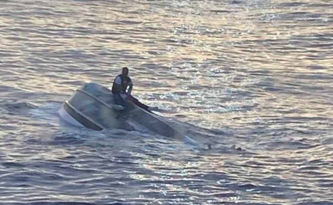 Guardia Costera de EE.UU. busca a 39 personas que naufragaron; investigan posible tráfico humano Guardia Costera de EE.UU. busca a 39 personas que naufragaron; investigan posible tráfico humano