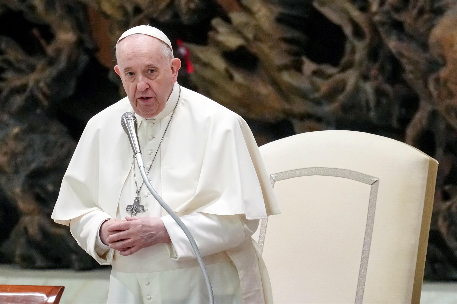 Papa Francisco vuelve a sufrir ataque de ciática y atiende audiencia sentado Papa Francisco vuelve a sufrir ataque de ciática y atiende audiencia sentado