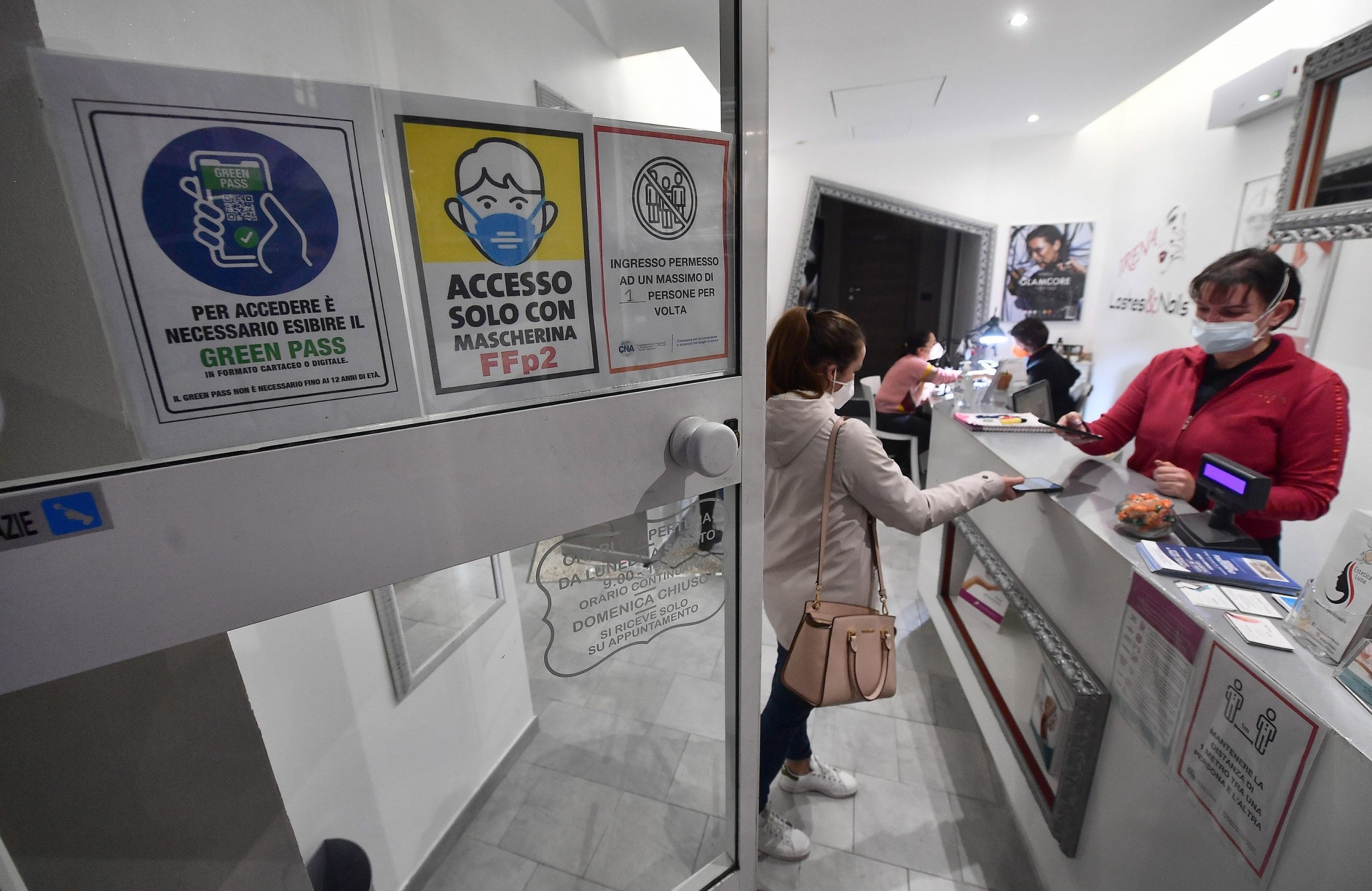 Italia cerca a antivacunas: solo pueden comprar bienes esenciales Italia cerca a antivacunas: solo pueden comprar bienes esenciales