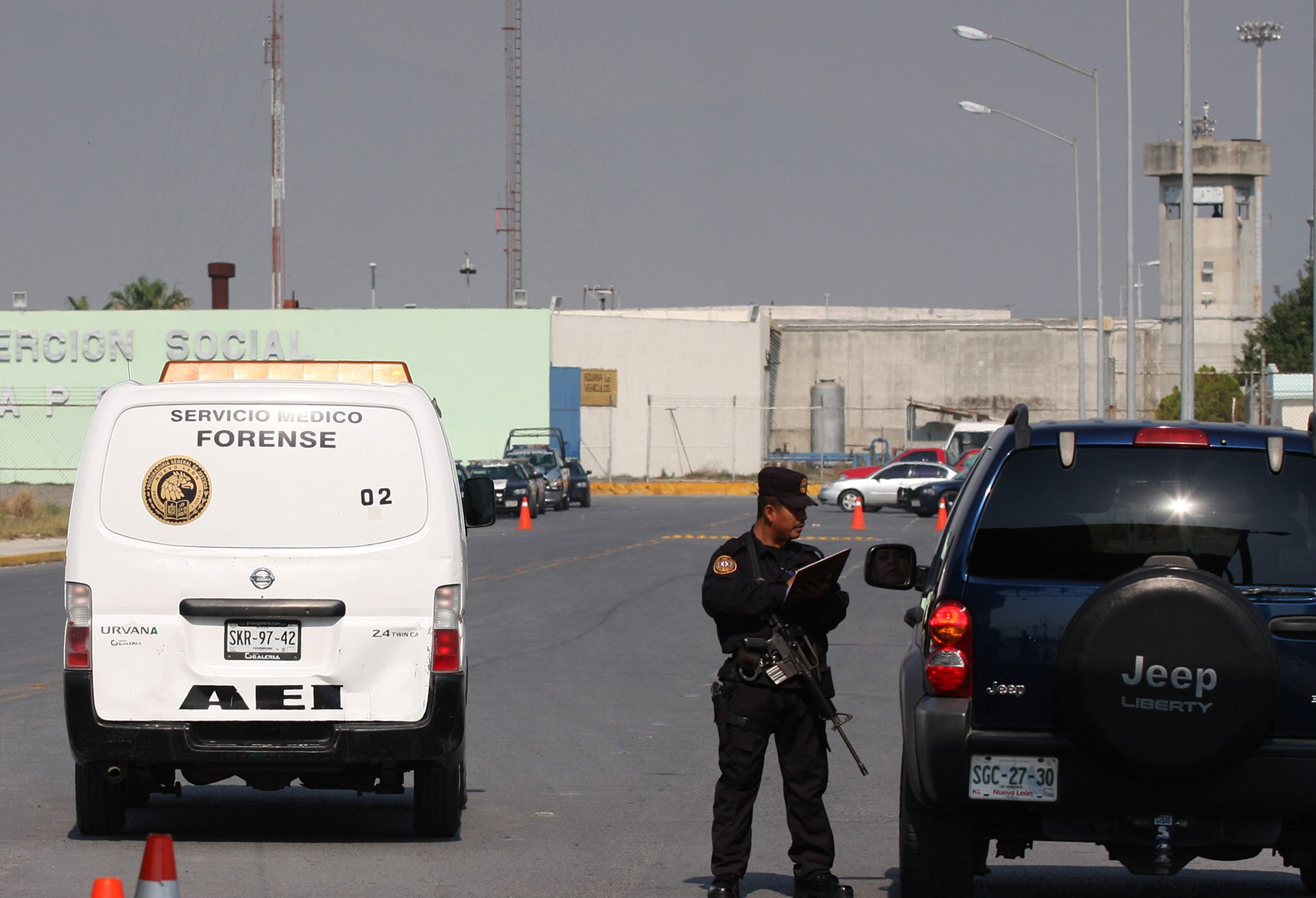 Riña en penal de Apodaca deja al menos 29 lesionados; familiares tiran portón
