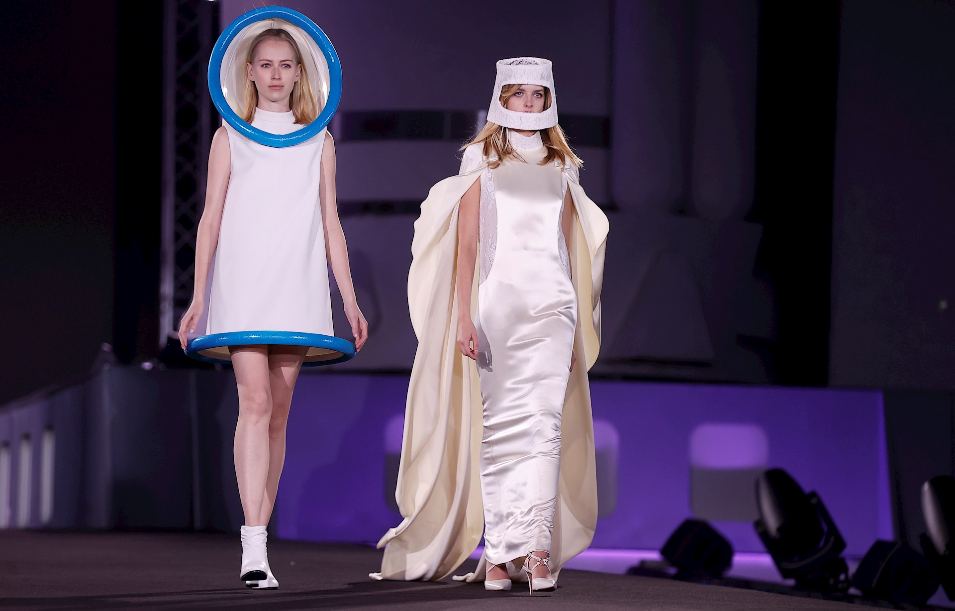 Vestidos satélite y capas metalizadas protagonizan el desfile de Pierre Cardin en París
