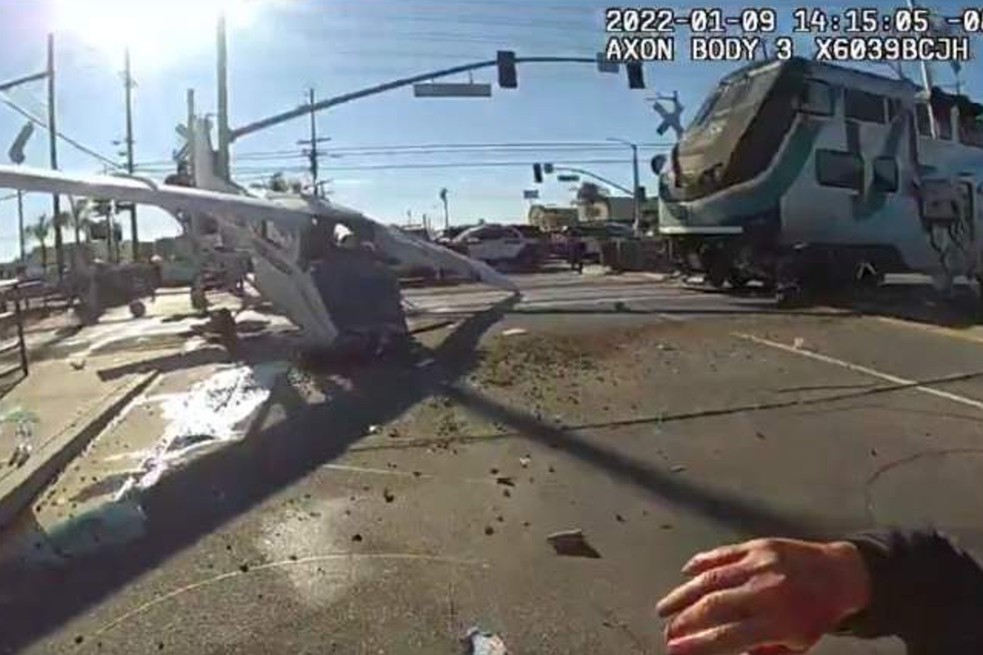 #Video Piloto salva su vida dos veces en segundos: cae su avión y tren casi lo arrolla #Video Piloto salva su vida dos veces en segundos: cae su avión y tren casi lo arrolla