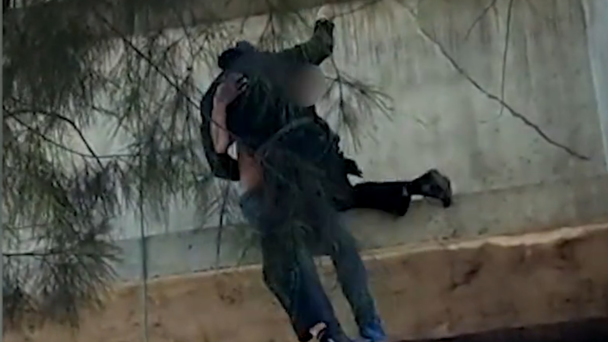 Policía salva a joven que pretendía lanzarse de puente en Cetram Pantitlán