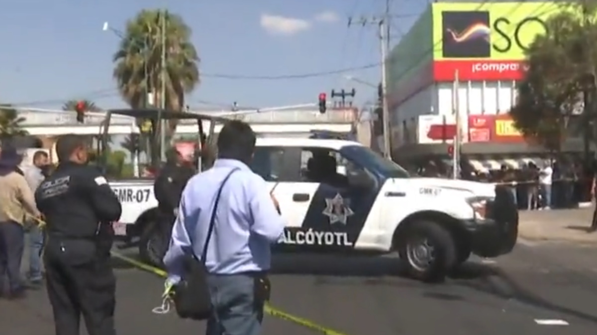 Vecinos intentan linchar a policías de Nezahualcóyotl que atropellaron a motociclista Vecinos intentan linchar a policías de Nezahualcóyotl que atropellaron a motociclista