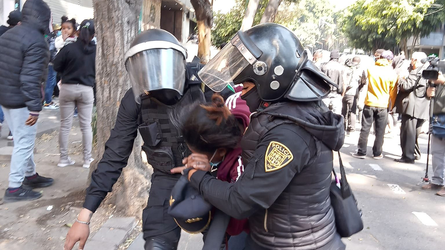 Connato de riña entre policías y migrantes haitianos en CDMX deja una mujer herida