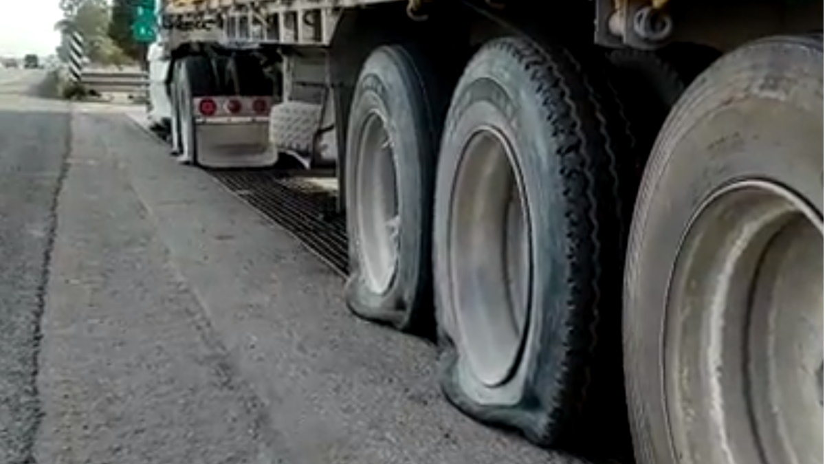 Entra en vigor ponchallantas en Circuito Exterior Mexiquense; hay protesta y salen los primeros afectados