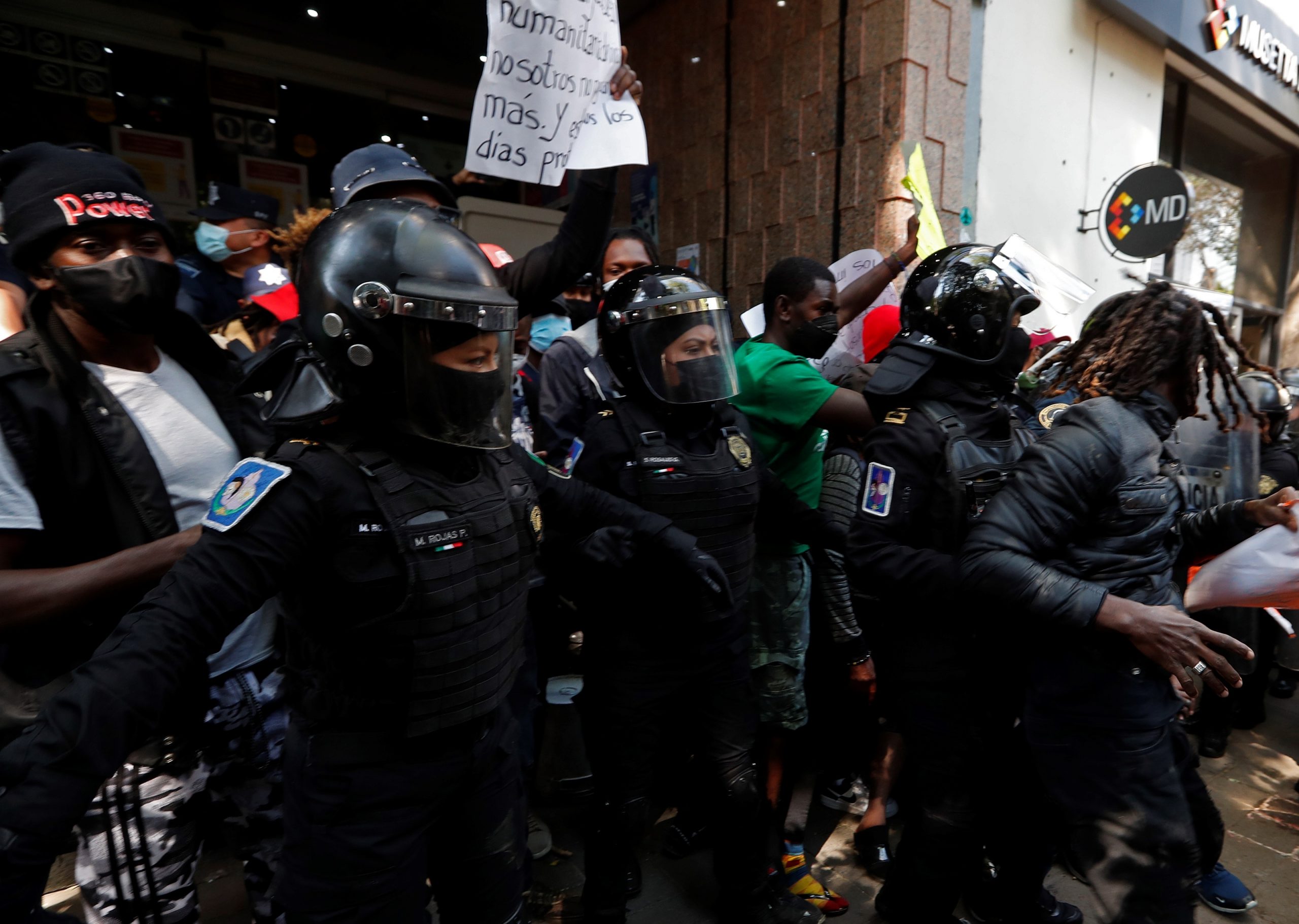 Migrantes haitianos exigen su regularización con protesta en Ciudad de México