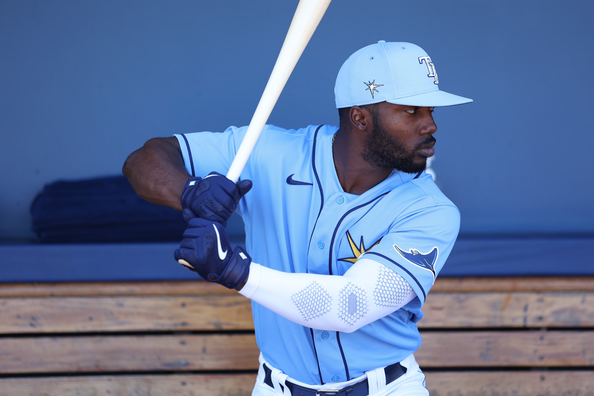 El beisbolista Arozarena se ausenta de audiencia por pensión alimenticia para su hija