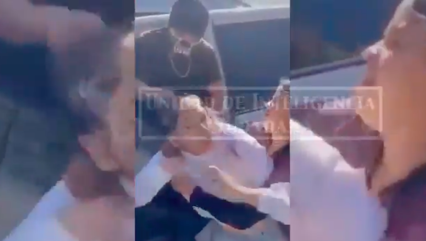 #Video Civiles armados rapan a mujer que les reclamó en estacionamiento de Michoacán #Video Civiles armados rapan a mujer que les reclamó en estacionamiento de Michoacán