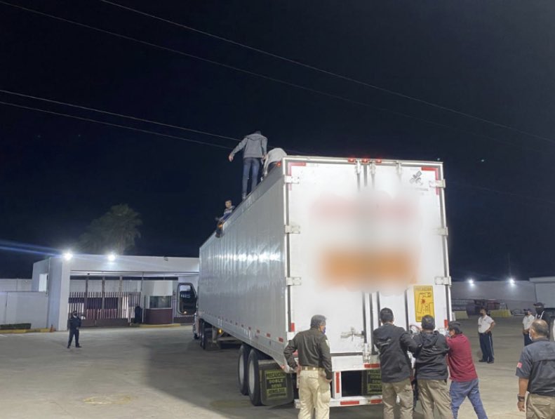 Rescatan en Veracruz a 359 migrantes hacinados en caja de tráiler - trailer-del-que-rescataron-a-359-migrantes