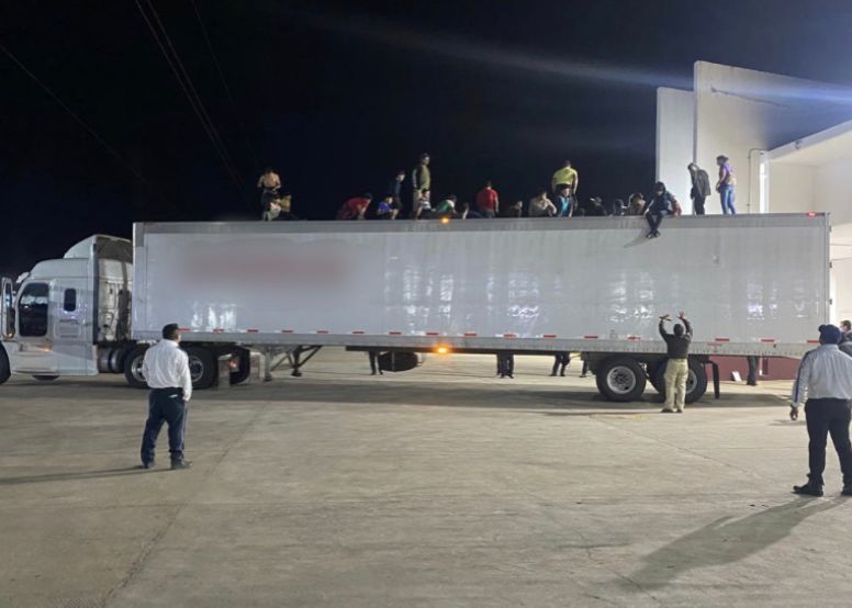 Rescatan en Veracruz a 359 migrantes hacinados en caja de tráiler - trailer-que-transportaba-migrantes-por-veracruz