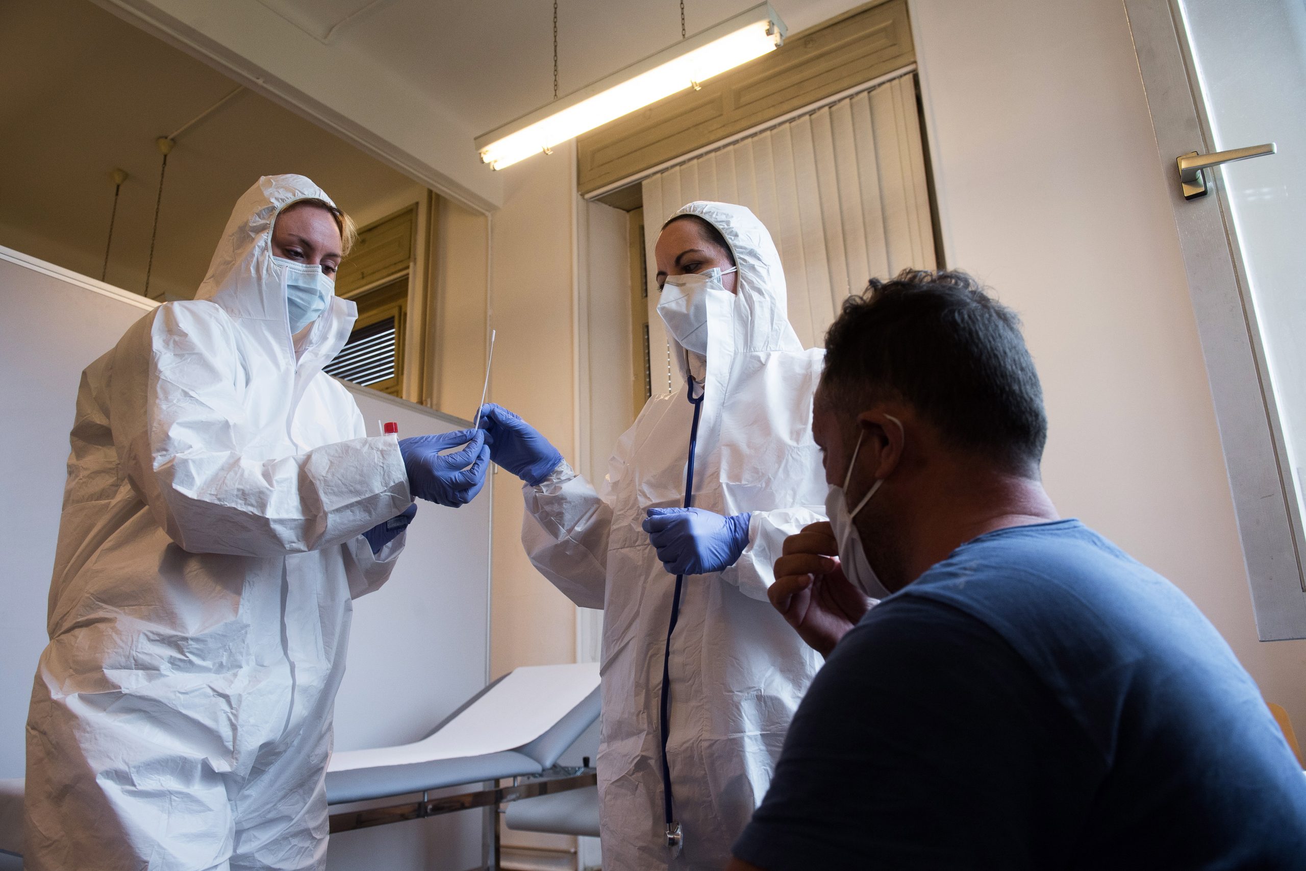 EE.UU. retira dos tratamientos contra COVID-19 por no funcionar ante ómicron