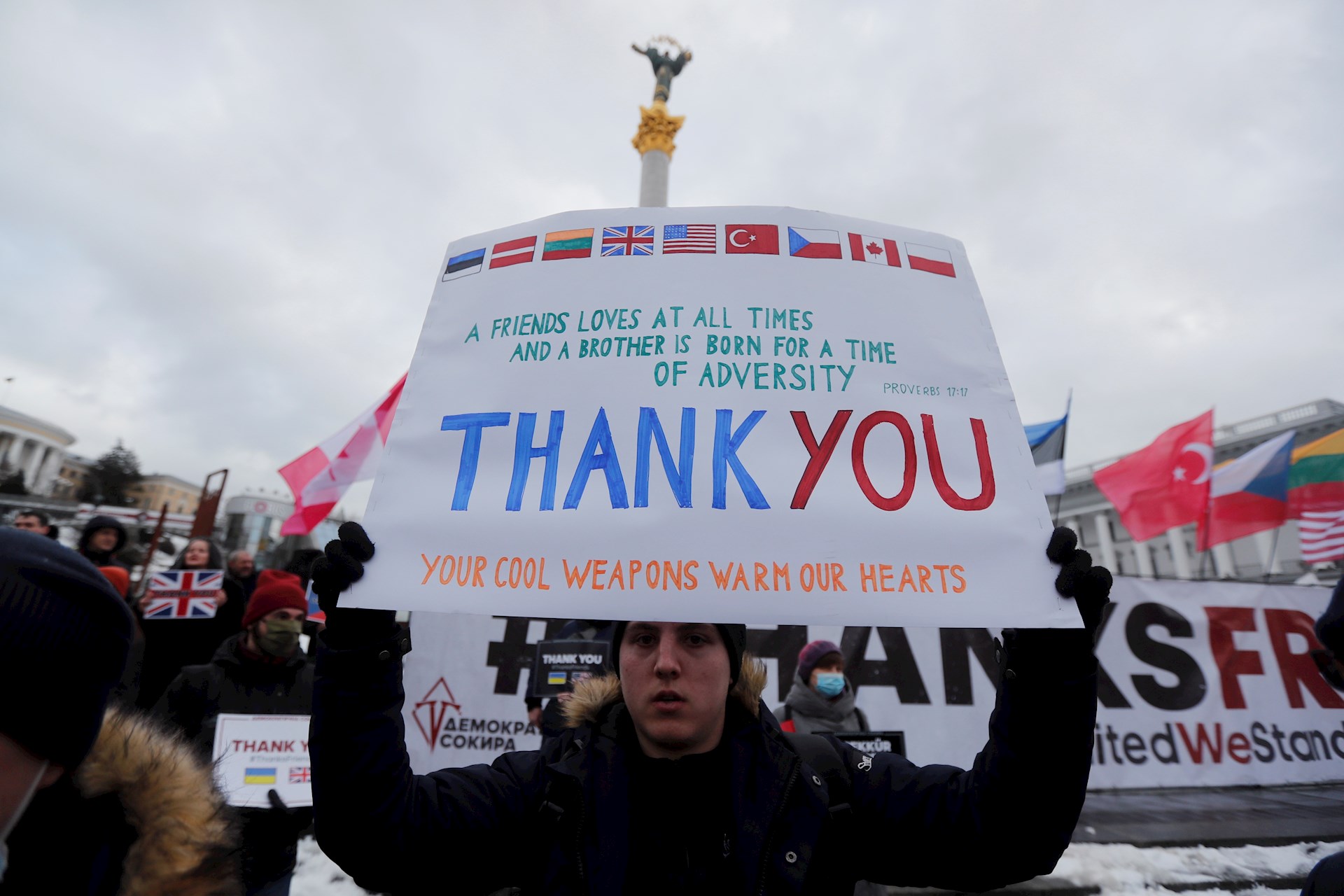 Cientos de ucranianos agradecen en Kiev el apoyo de Occidente Cientos de ucranianos agradecen en Kiev el apoyo de Occidente