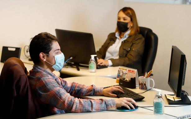 Recomienda IMSS mantener uso de cubrebocas en la escuela y trabajo para prevenir COVID-19