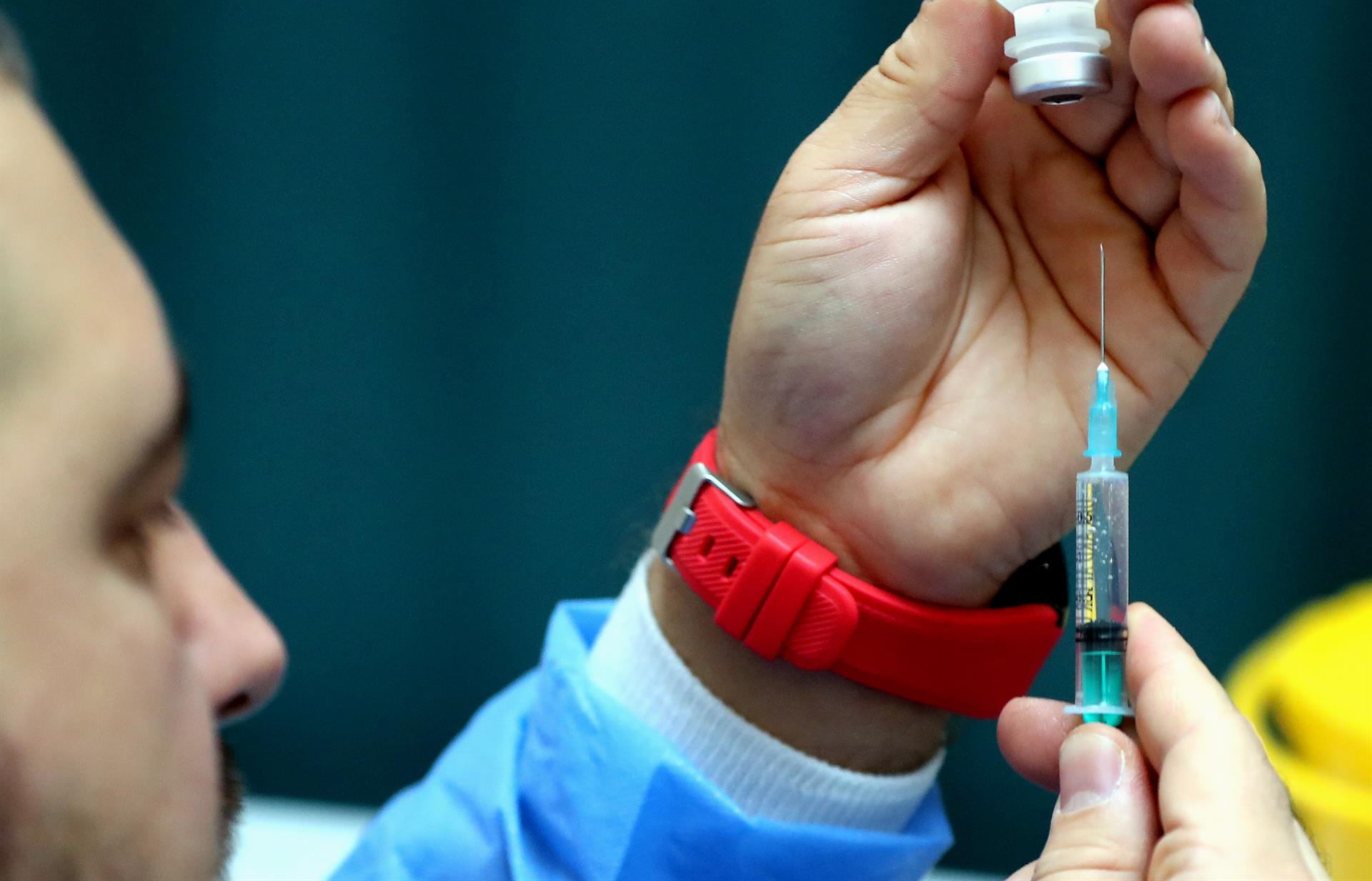 OMS ve prematuro considerar una vacuna específica contra variante ómicron