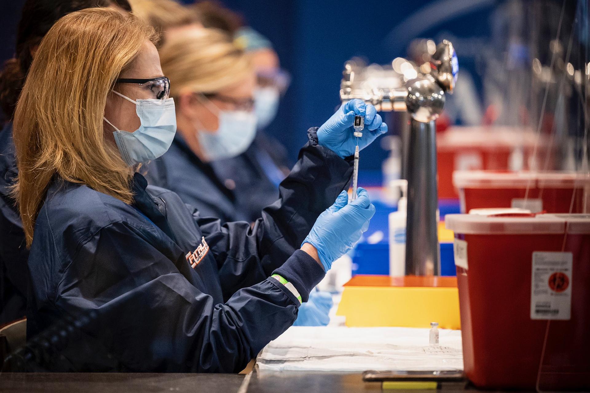 EE.UU. reabre centros de vacunación masivos ante el avance de ómicron