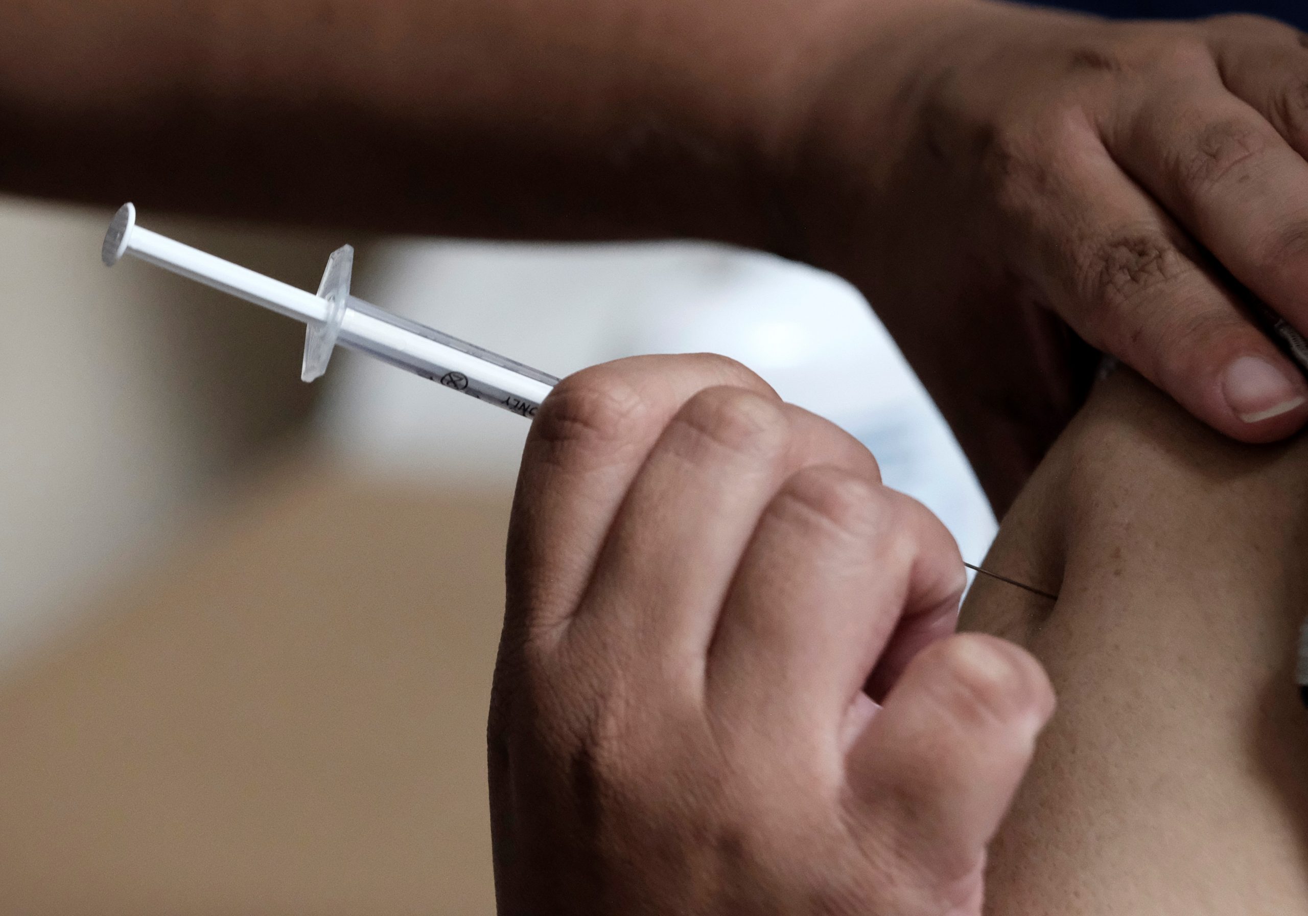 #Video Vacunan a menor tras altercado con grupo antivacunas en Costa Rica