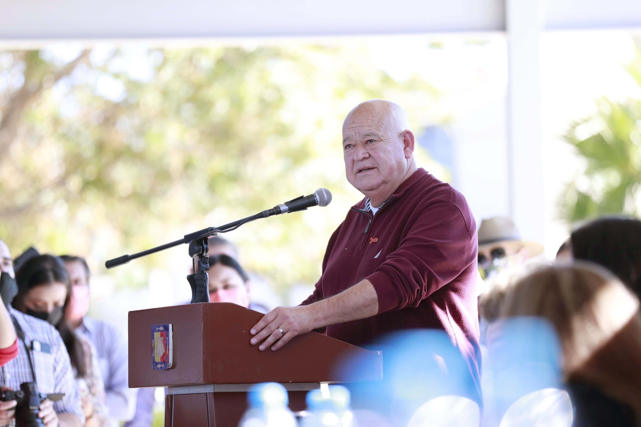 AMLO envía abrazo a gobernador Víctor Castro tras incidente aéreo