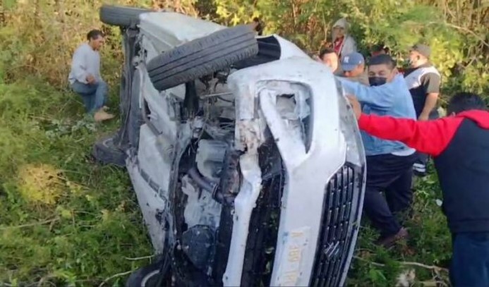 Volcadura de camioneta en carretera Tulum-Bacalar deja 7 turistas heridas
