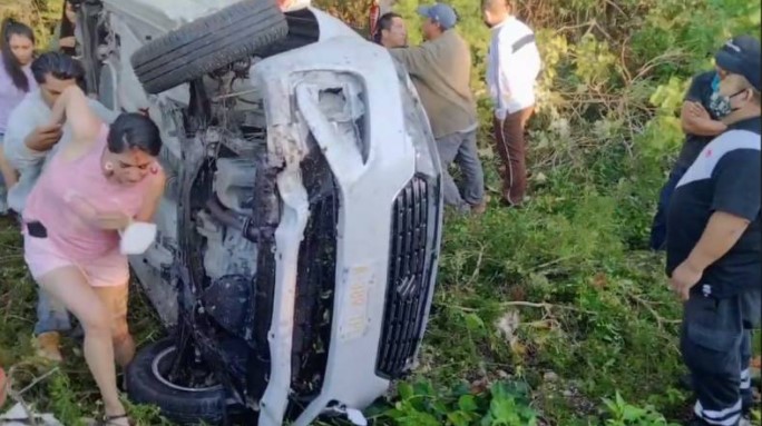 Volcadura de camioneta en carretera Tulum-Bacalar deja 7 turistas heridas - volcadura-de-camioneta-en-quintana-roo-con-turistas-peruanas