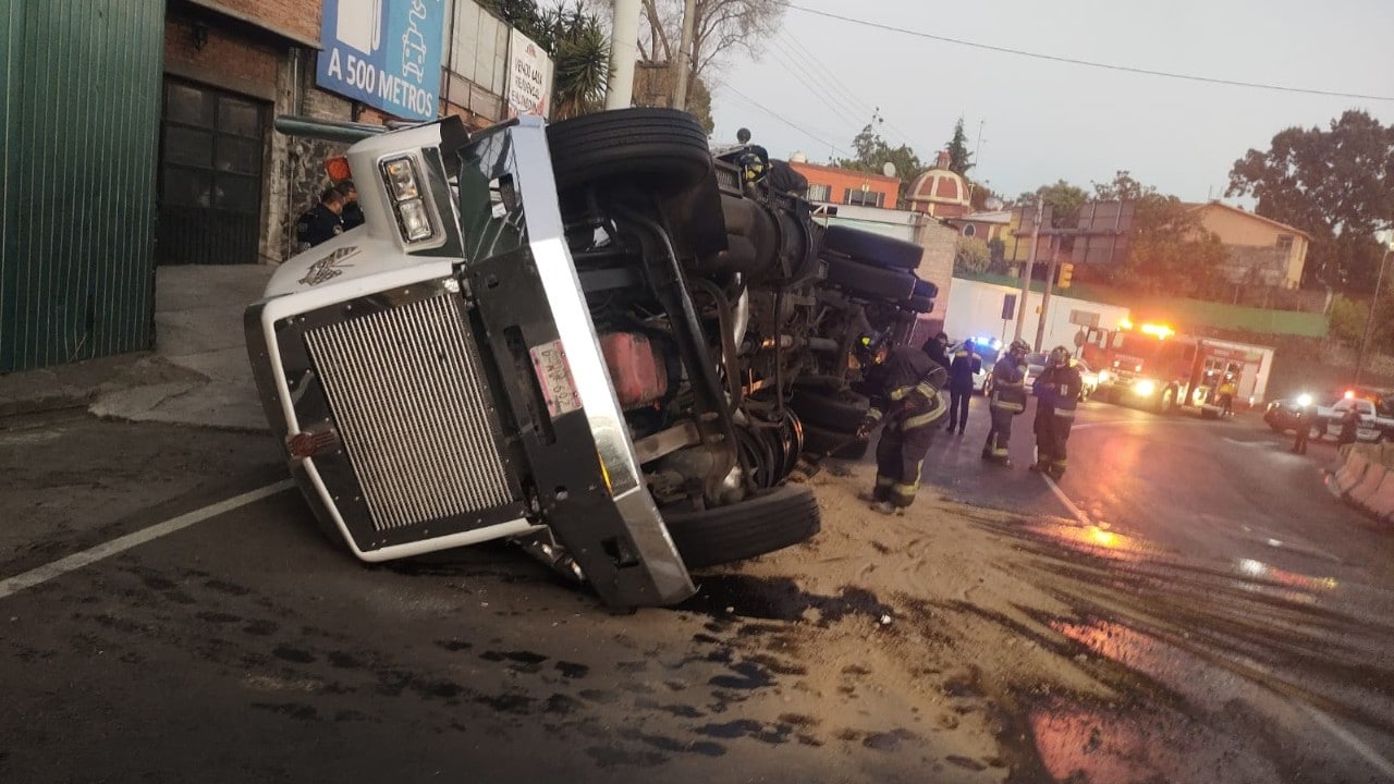 Volcadura de tráiler en Tlalpan complica incorporación a la México-Cuernavaca