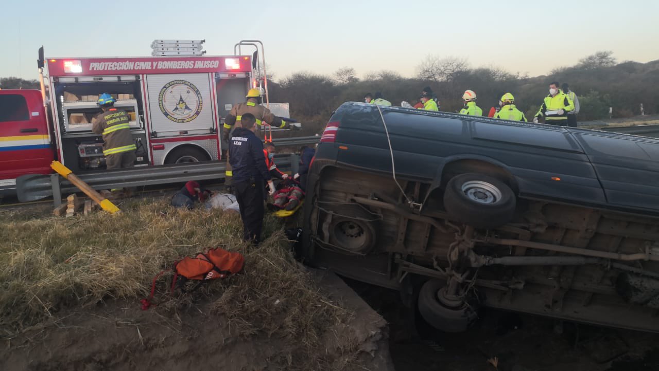 Volcadura de camioneta con turistas deja 13 muertos y 10 lesionados en Jalisco Volcadura de camioneta con turistas deja 13 muertos y 10 lesionados en Jalisco