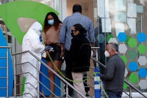 Fotografía de archivo en la que se registró a un grupo de ciudadanos al acudir a una farmacia a someterse a pruebas de detección de COVID-19 en Ciudad de México. México seguirá sin tener sistema de salud universal y gratuito en el 2023. Foto de Archivo EFE/Alex Cruz.