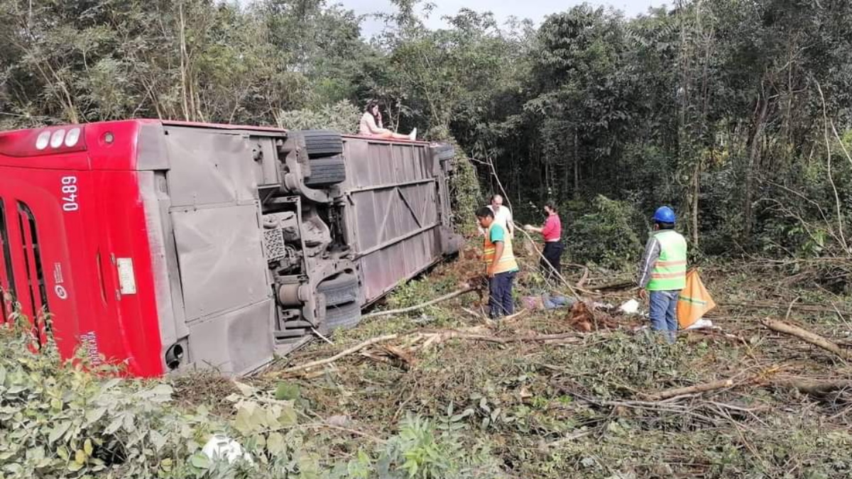 Volcadura de autobús sobre la carretera Mérida-Cancún deja al menos ocho muertos Volcadura de autobús sobre la carretera Mérida-Cancún deja al menos ocho muertos