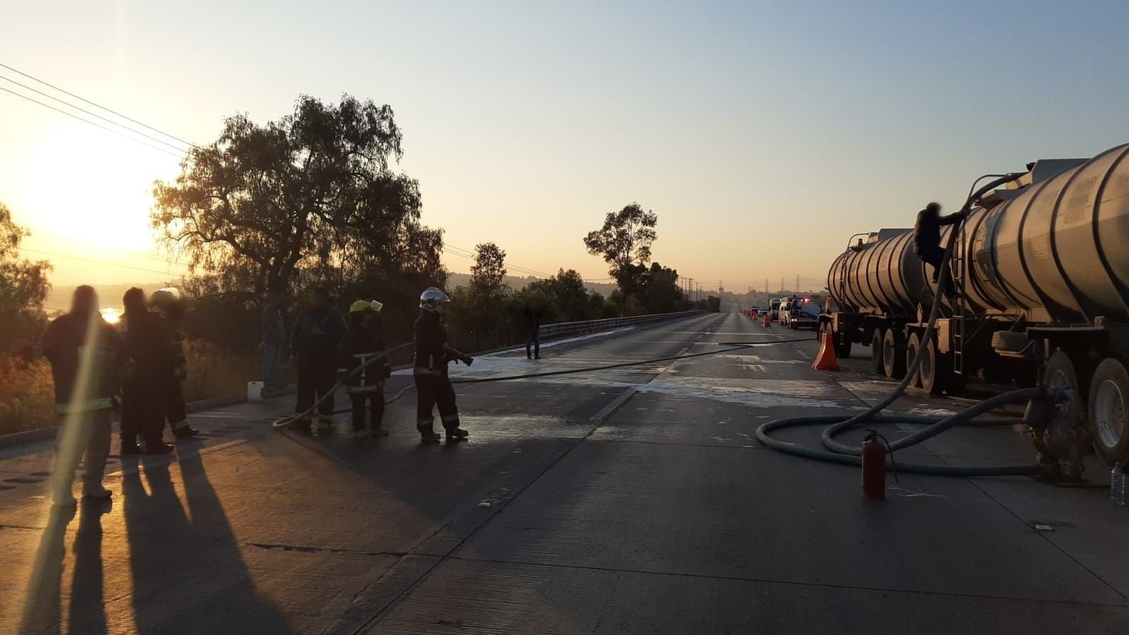 Accidente de pipa provoca cierre en la autopista México-Querétaro Accidente de pipa provoca cierre en la autopista México-Querétaro