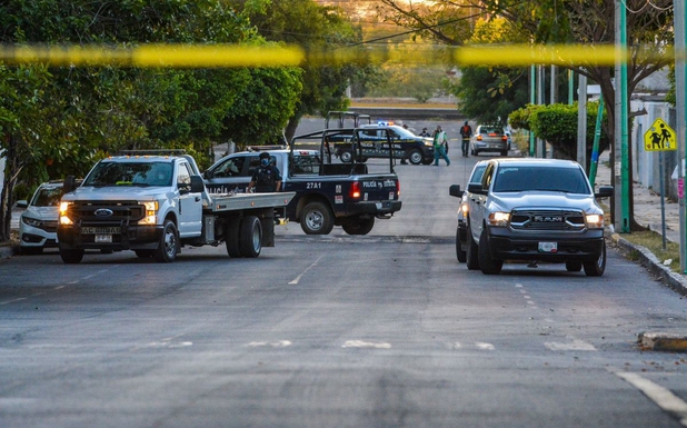 Abandonan dos cuerpos afuera de la Universidad de Colima Abandonan dos cuerpos afuera de la Universidad de Colima