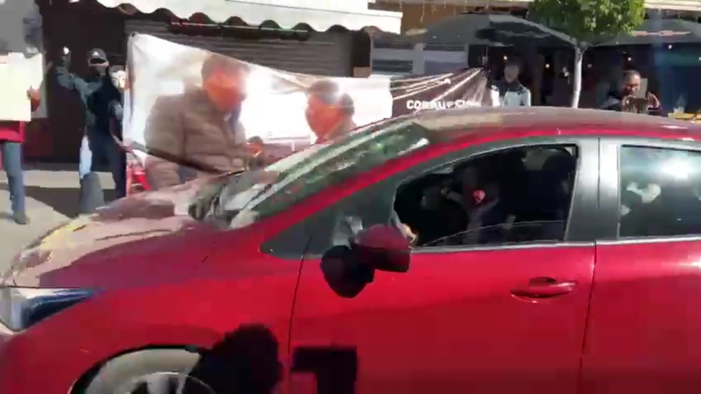 #Video Militantes de Morena vuelven a increpar y arrojar huevos a Mario Delgado, ahora en Aguascalientes #Video Militantes de Morena vuelven a increpar y arrojar huevos a Mario Delgado, ahora en Aguascalientes