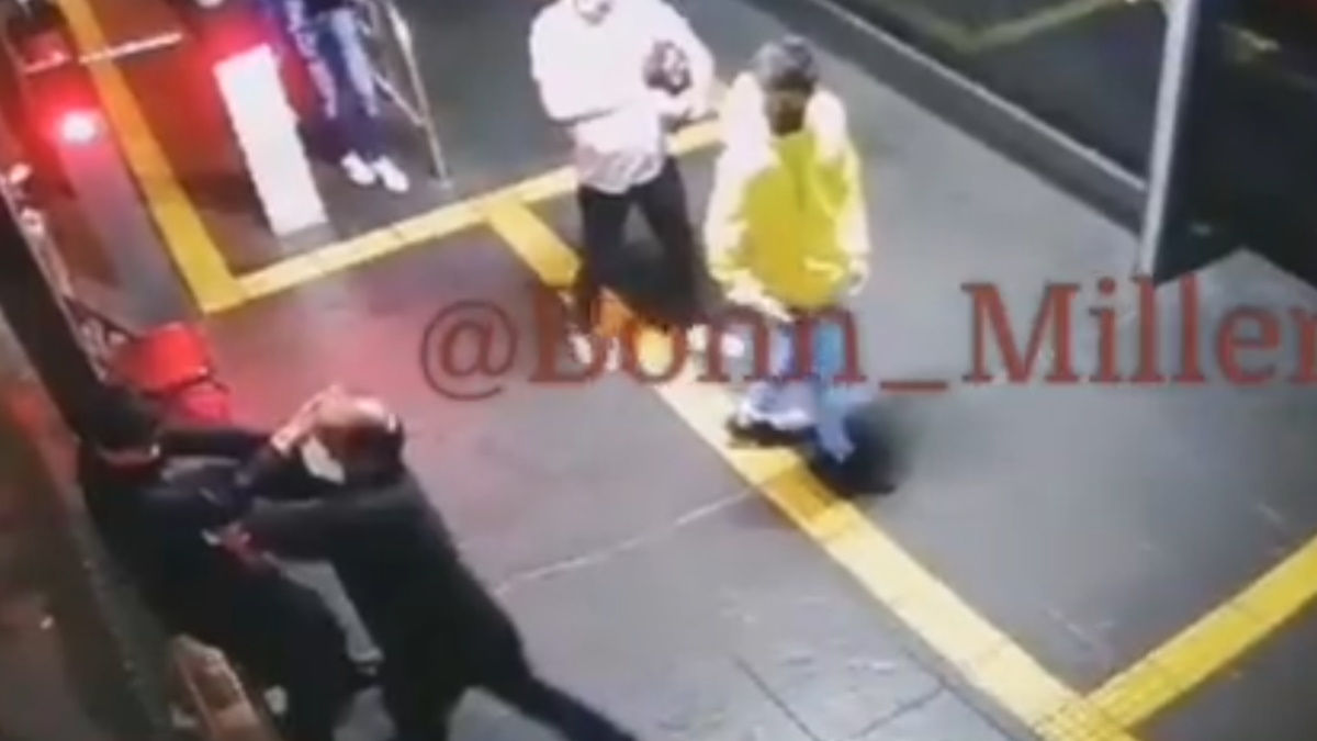 #Video Sujeto agrede a guardia en paradero de RUTA en Puebla