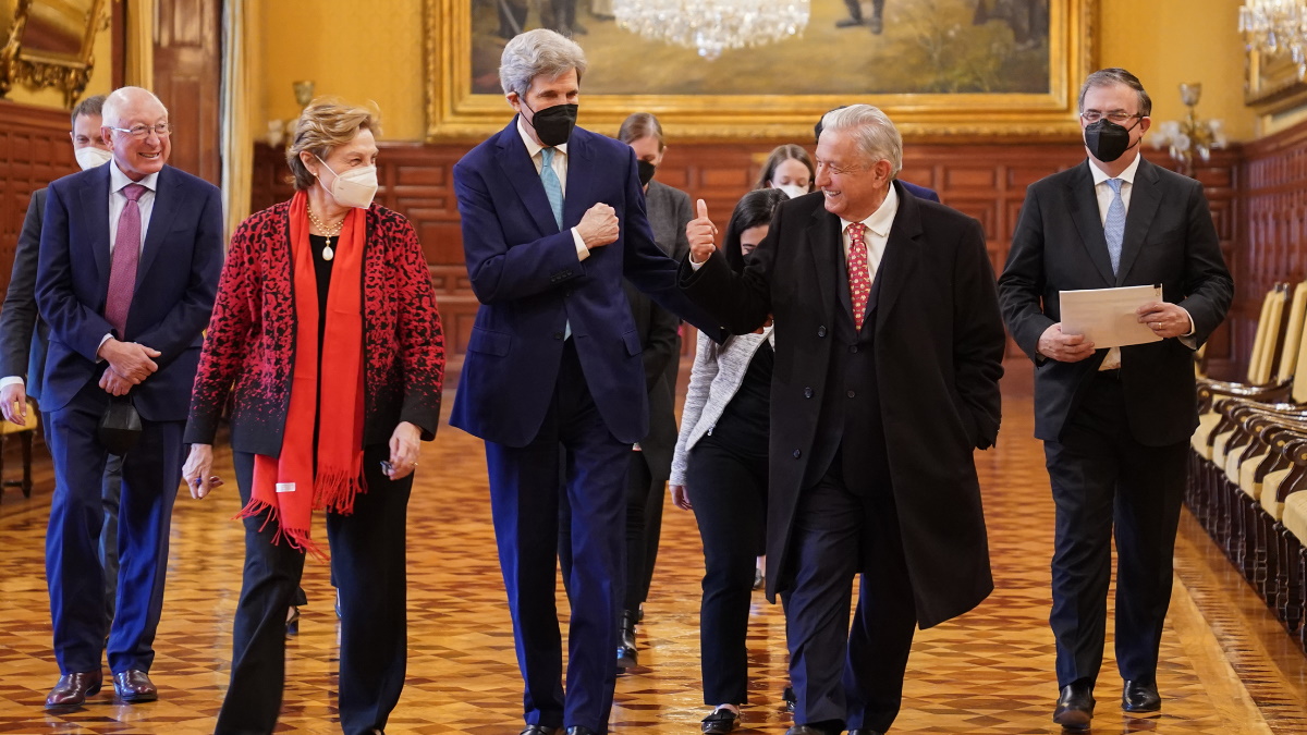 López Obrador acuerda con John Kerry crear un grupo de trabajo sobre energías limpias