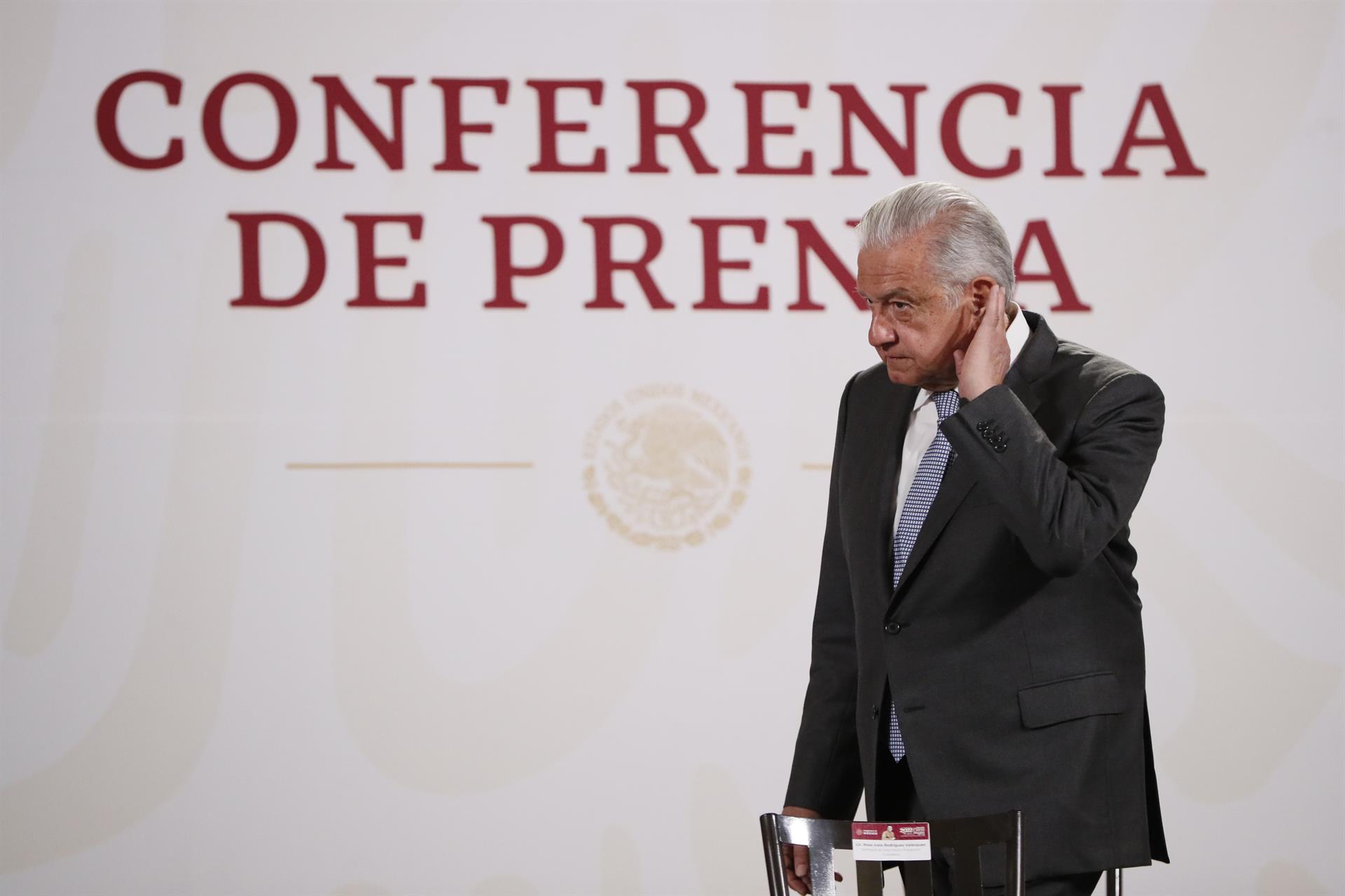 Acusa López Obrador “golpismo mediático” para debilitarlo