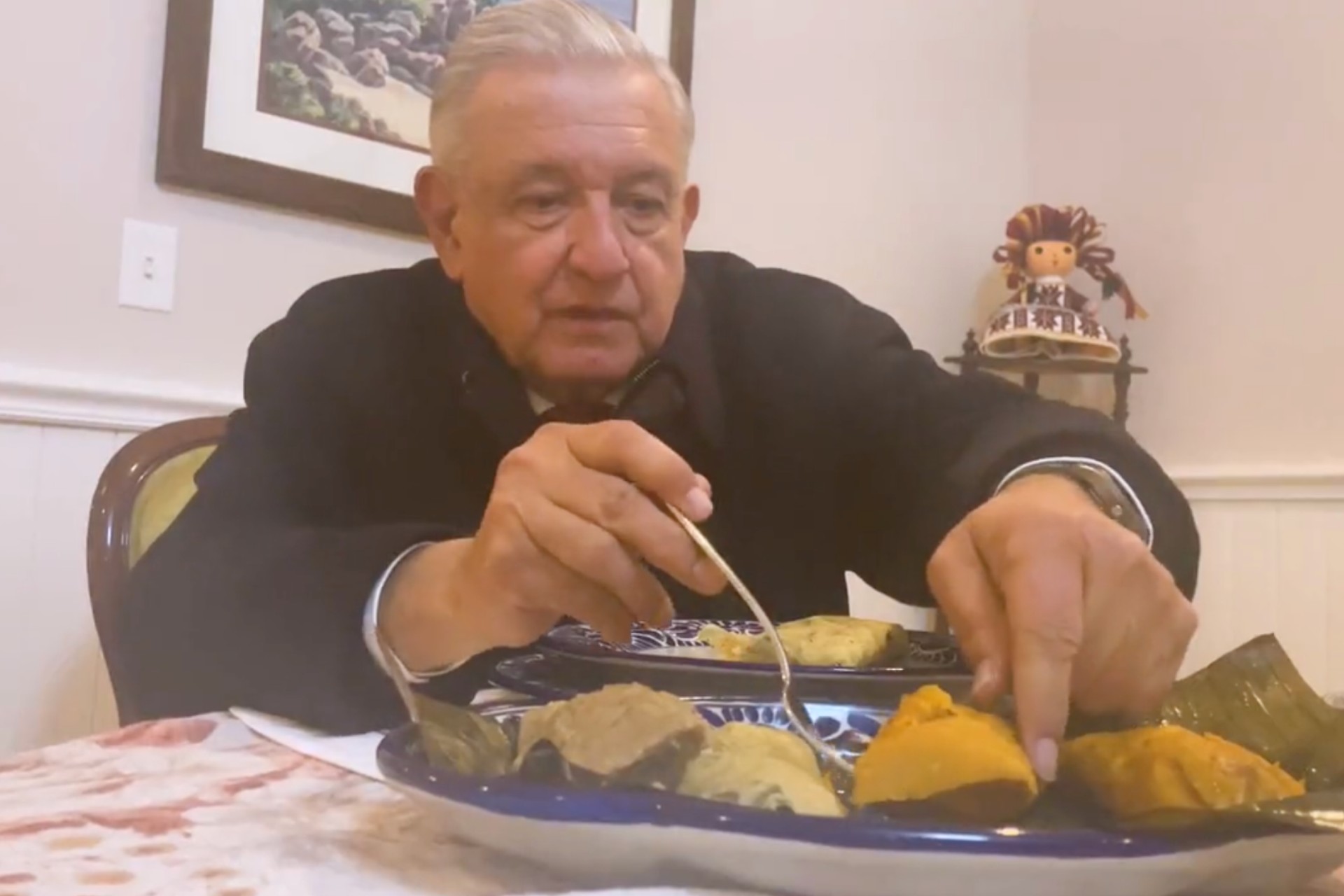 “Chanchamito, chanchamito”, canta AMLO al desayunar tamales tabasqueños