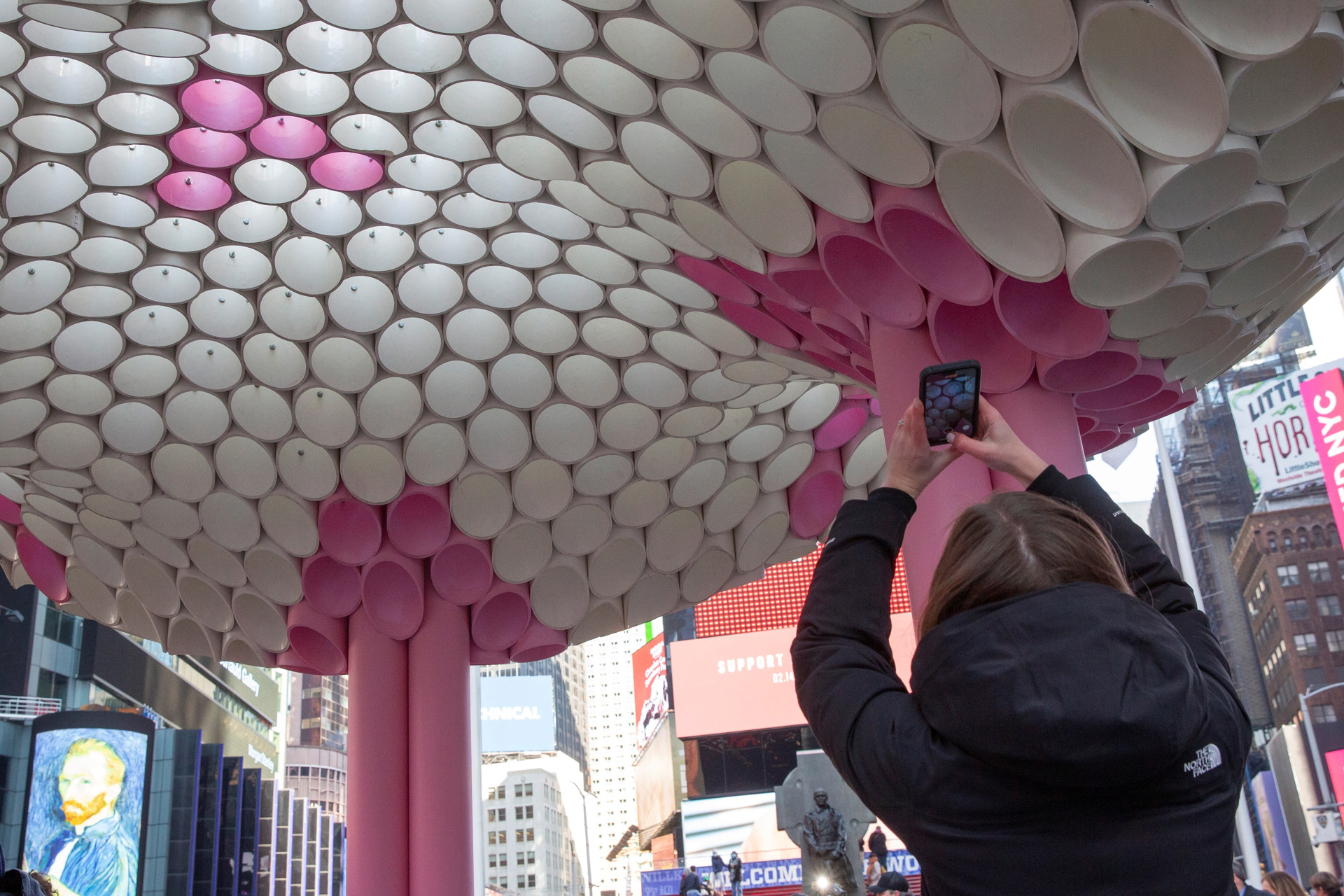 Times Square propone un amor de PVC para San Valentín