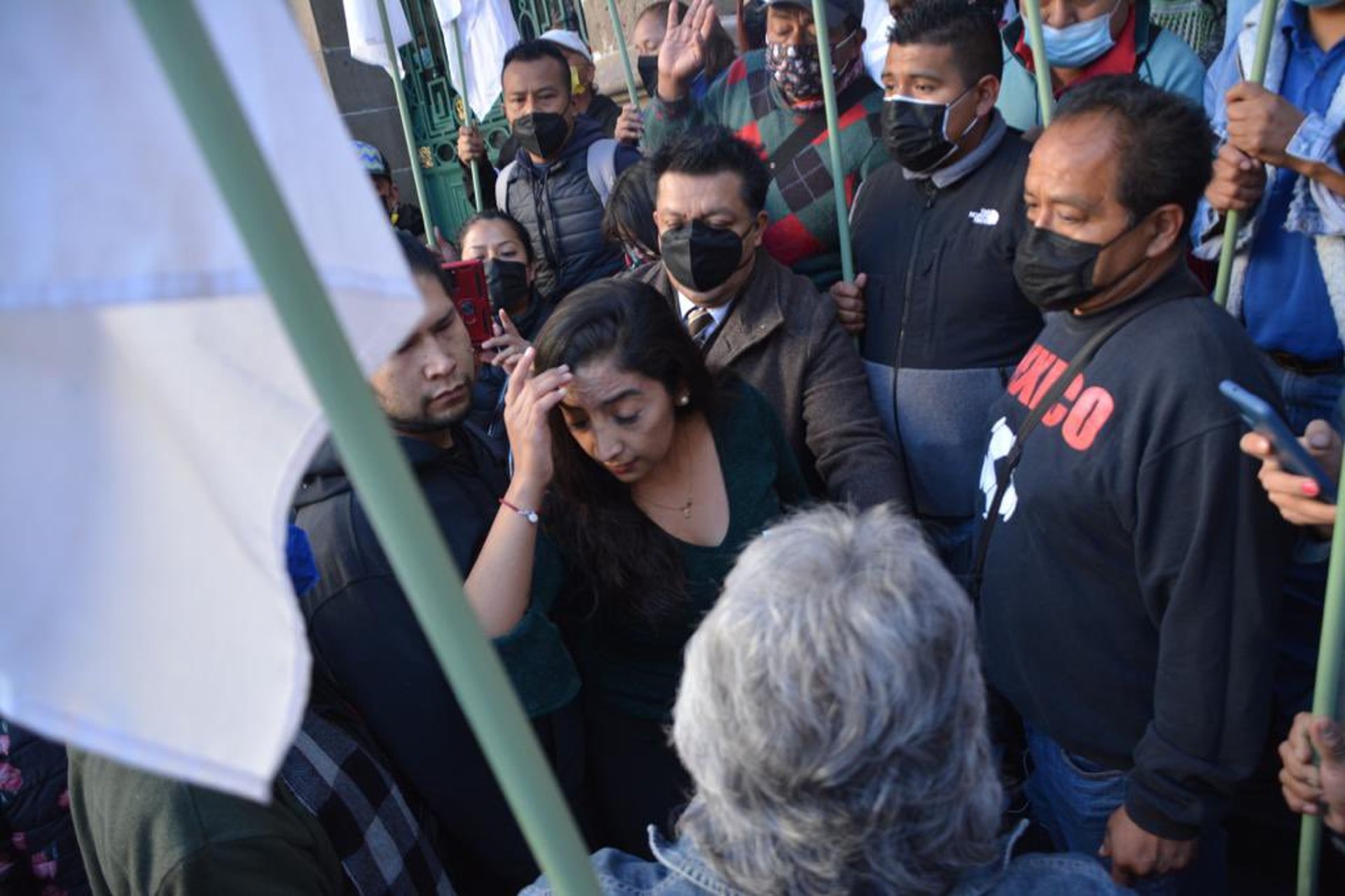 Agreden manifestantes a diputada panista Ana Villagrán