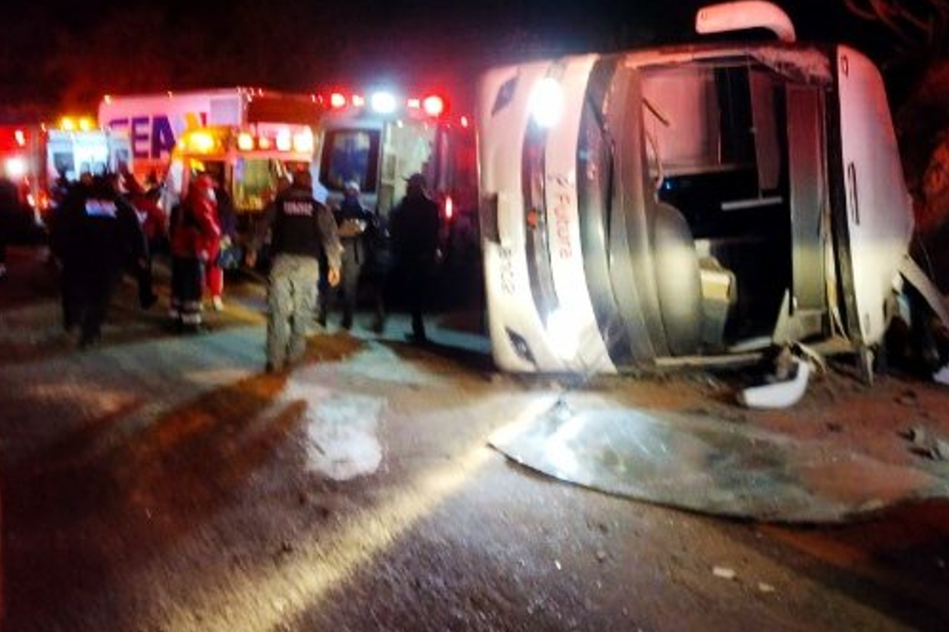 Choque de autobús contra cerro deja 25 heridos en Hidalgo