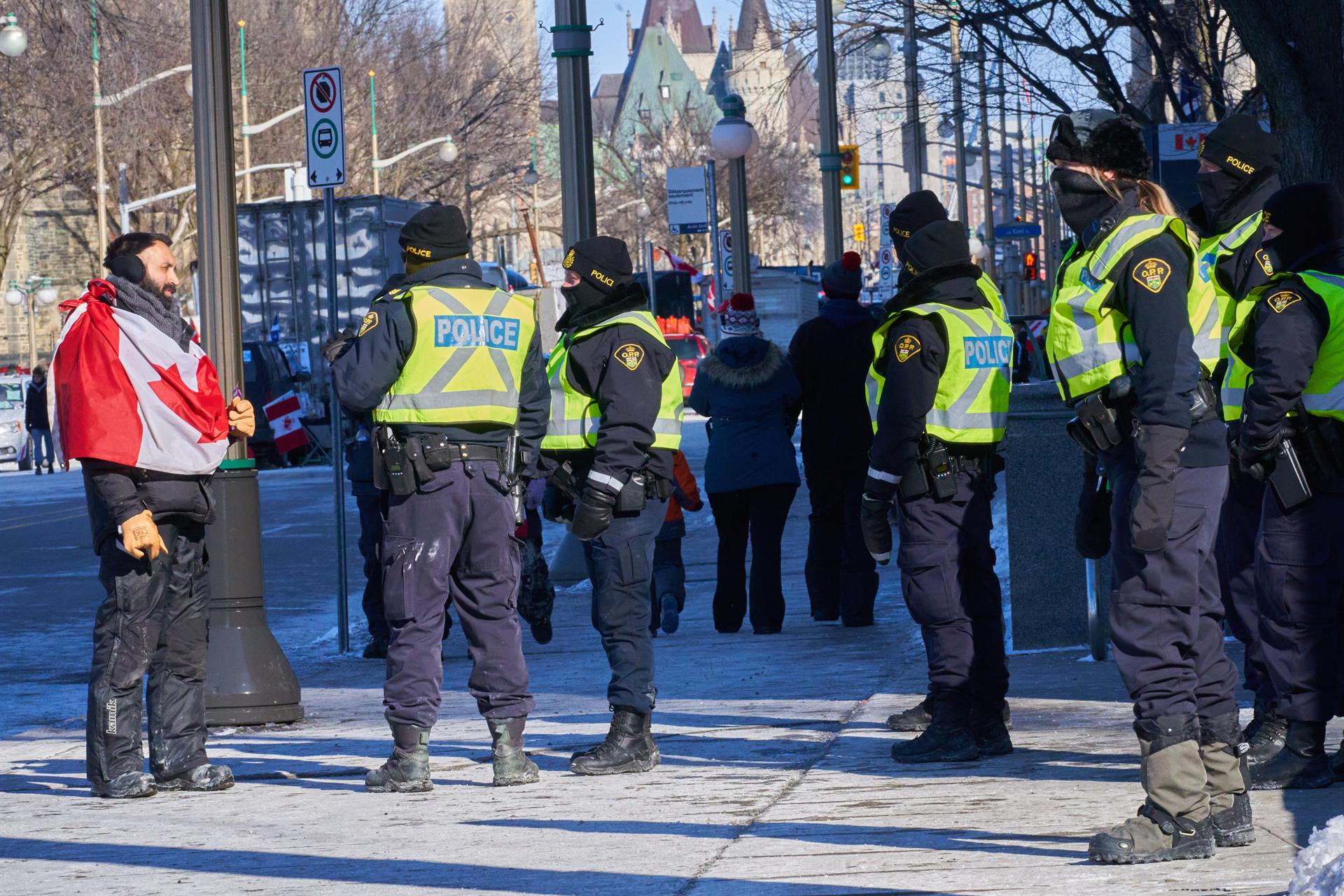 Detienen en Canadá a grupo de manifestantes con rifles y chalecos antibalas