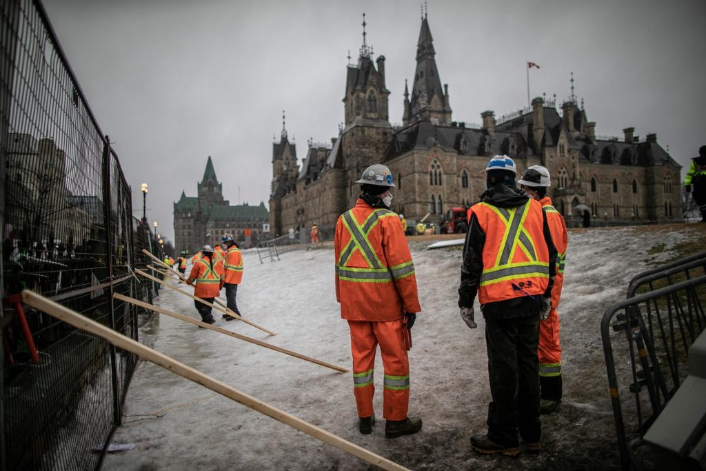 Policía empieza a detener a antivacunas que bloquean el centro de Ottawa - autoridades-retiran-bloqueo-de-antivacunas-en-parlamento-de-canada-1024x683