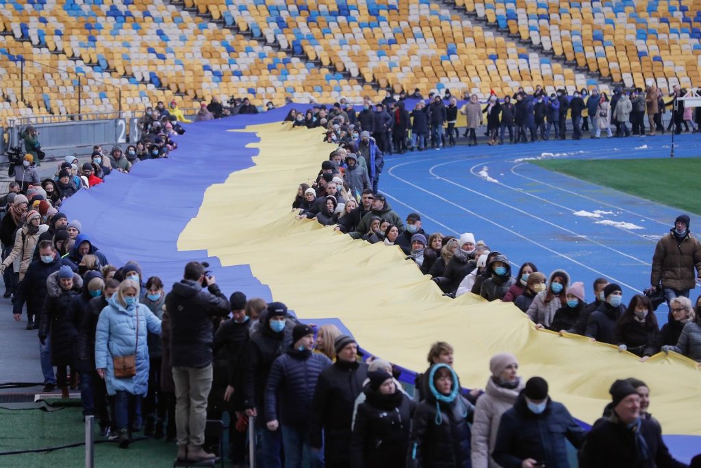 Ucrania convierte el "Día D" de la invasión rusa en fiesta de unidad nacional - bandera-nacional-gigante-en-olimpico-de-kiev-1024x683