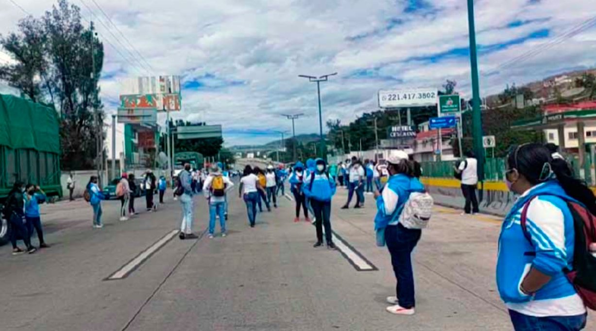 Normalistas bloquean Autopista del Sol en Chilpancingo Normalistas bloquean Autopista del Sol en Chilpancingo