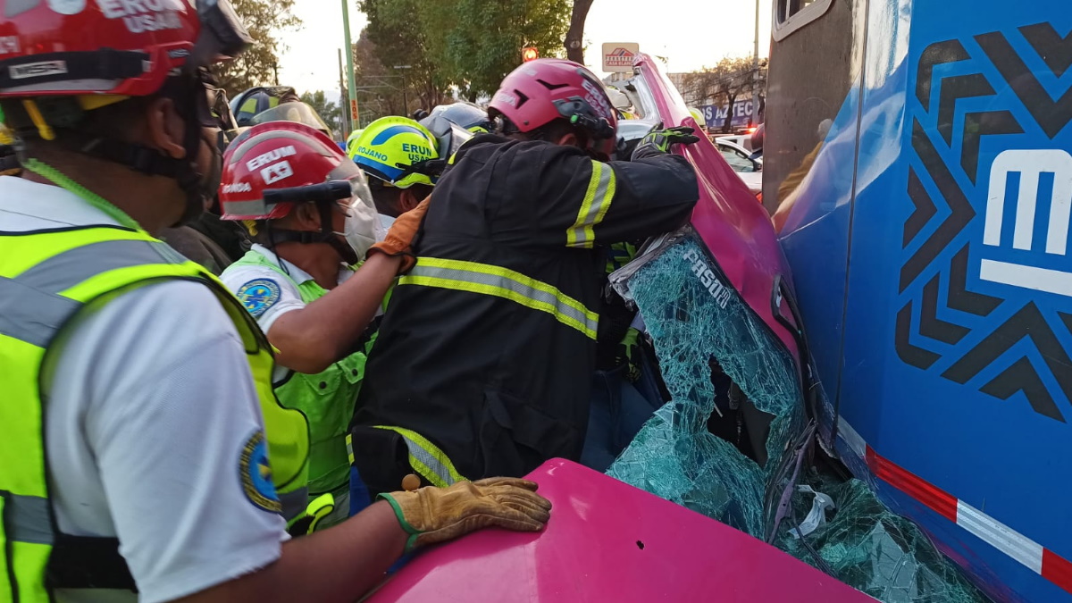Choque entre Tren Ligero y taxi sobre Calzada de Tlalpan deja al menos un muerto Choque entre Tren Ligero y taxi sobre Calzada de Tlalpan deja al menos un muerto